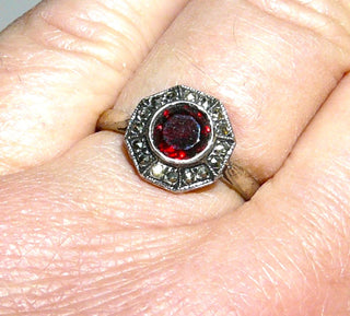 Einzelstück, 8-eckiger Ring aus 925 Silber, Replik im Stil um 1920, mit einem runden, funkelnd facettierten, feurig roten Granat, umrandet von Markasiten, poliert, Ringweite 58 - Nur erhältlich im Onlineshop von Juwelier & Goldschmiede Danilo!