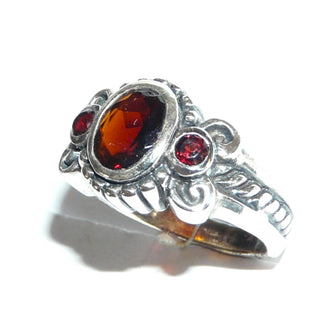 Einzelstück, Granat-Ring aus 925 Silber mit einem ovalen + 2 runden, funkelnd facettierten Granaten in schöner Farbe in verspielter Umrandung, in den Tiefen geschwäzt, Ringweite 55,5, paßt Brosch-Anhänger BR 0016 + Ohrring Ohr 0116, Collier HS 0013 -	Unikatschmuck nur erhältlich im Onlineshop von Juwelier & Goldschmiede Danilo! 