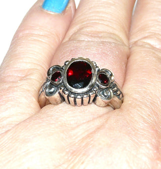 Einzelstück, Granat-Ring aus 925 Silber mit einem ovalen + 2 runden, funkelnd facettierten Granaten in schöner Farbe in verspielter Umrandung, in den Tiefen geschwäzt, Ringweite 55,5, paßt Brosch-Anhänger BR 0016 + Ohrring Ohr 0116, Collier HS 0013 -	Unikatschmuck nur erhältlich im Onlineshop von Juwelier & Goldschmiede Danilo! 