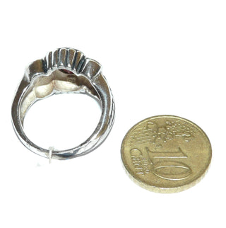 Einzelstück, massiver Granat-Ring aus 925 Silber mit einem ovalen + zwei runden, funkelnd facettierten Granaten in typischer, schöner Farbe und verspielter Umrahmung, in den Tiefen geschwärzt, Ringweite 55,5. Paßt zu Brosch-Anhänger BR 0016, Ohrschmuck Ohr 0116 und dem Collier HS 0013 -	Unikate und Pretiosen nur erhältlich im Onlineshop der Goldschmiede Danilo!