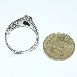 Einzelstück, Granat-Ring aus 925 Silber mit einem ovalen, funkelnd facettierten Granat in schöner Farbe mit Blütenumrandung, poliert, Ringweite 59. Dazu paßt Brosch-Anhänger BR 0016 + Ohrring Ohr 0116 + Collier HS 0013 -	Unikate und Pretiosen nur erhältlich im Onlineshop der Goldschmiede Danilo!