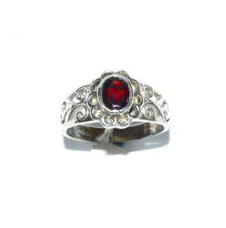 Einzelstück, Granat-Ring aus 925 Silber mit einem ovalen, funkelnd facettierten Granat in schöner roter Farbe mit Blütenumrandung, poliert, Ringweite 59 - Unikate und Pretiosen nur erhältlich im Onlineshop der Goldschmiede Danilo!