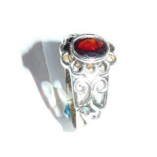 Einzelstück, Granat-Ring aus 925 Silber mit einem ovalen, funkelnd facettierten Granat in schöner roter Farbe mit Blütenumrandung, poliert, Ringweite 59 - Unikate und Pretiosen nur erhältlich im Onlineshop der Goldschmiede Danilo!