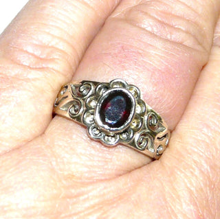 Einzelstück, Granat-Ring aus 925 Silber mit einem ovalen, funkelnd facettierten Granat in schöner roter Farbe mit Blütenumrandung, poliert, Ringweite 59 - Unikate und Pretiosen nur erhältlich im Onlineshop der Goldschmiede Danilo!