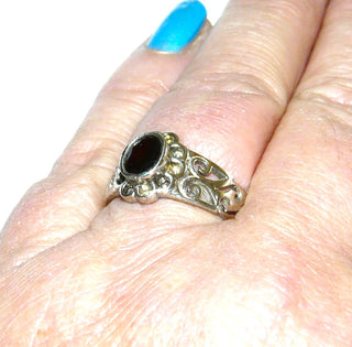 Einzelstück, Granat-Ring aus 925 Silber mit einem ovalen, funkelnd facettierten Granat in schöner roter Farbe mit Blütenumrandung, poliert, Ringweite 59 - Unikate und Pretiosen nur erhältlich im Onlineshop der Goldschmiede Danilo!