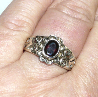 Einzelstück, Granat-Ring aus 925 Silber mit einem ovalen, funkelnd facettierten Granat in schöner Farbe mit Blütenumrandung, poliert, Ringweite 59. Dazu paßt Brosch-Anhänger BR 0016 + Ohrring Ohr 0116 + Collier HS 0013 -	Unikate und Pretiosen nur erhältlich im Onlineshop der Goldschmiede Danilo!