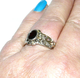 Einzelstück, Granat-Ring aus 925 Silber mit einem ovalen, funkelnd facettierten Granat in schöner Farbe mit Blütenumrandung, poliert, Ringweite 59. Dazu paßt Brosch-Anhänger BR 0016 + Ohrring Ohr 0116 + Collier HS 0013 -	Unikate und Pretiosen nur erhältlich im Onlineshop der Goldschmiede Danilo!