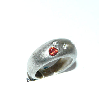 Einzelstück, Granat-Ring, mattierter Bandring aus 925 Silber mit einem runden, funkelnd facettierten Granat in schöner roter Farbe + 3 funkelnd facettierten Zirkonia, Ringweite 51,5. Paßt zu Brosch-Anhänger An 0224 + Anhänger An 0228 sowie dem Ohrschmuck Ohr 0112 -	Nur erhältlich im Onlineshop von Juwelier & Goldschmiede Danilo!