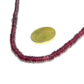 von Hand aufgefädeltes Einzelstück, Granat-Scheibchen-Kette im typischen modernen Granatrot, Gesamtlänge 48 cm mit einem Federring-Verschluß in 925 Silber, Unikat, auf Stahlseil aufgereiht, Stein-Durchmesser 4,5 mm -	Nur erhältlich im Onlineshop von Juwelier & Goldschmiede Danilo!