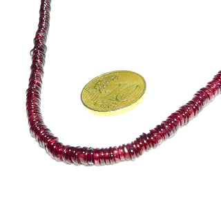 von Hand aufgefädeltes Einzelstück, Granat-Scheibchen-Kette im typischen modernen Granatrot, Gesamtlänge 48 cm mit einem Federring-Verschluß in 925 Silber, Unikat, auf Stahlseil aufgereiht, Stein-Durchmesser 4,5 mm - Nur erhältlich im Onlineshop von Juwelier & Goldschmiede Danilo!