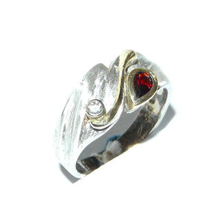 Einzelstück, Unikat-Granat-Ring mit einem asymmetrischen Oberteil aus 925 Silber. Bogen + Zargenfassung vergoldet, mit einem tropfenförmigen, funkelnd facettierten Granat in schöner roter Farbe + einem runden Zirkonia als Brillant-Replik, Ringweite 57