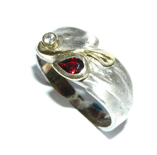 Einzelstück, Unikat-Granat-Ring mit einem asymmetrischen Oberteil aus 925 Silber. Bogen + Zargenfassung vergoldet, mit einem tropfenförmigen, funkelnd facettierten Granat in schöner roter Farbe + einem runden Zirkonia als Brillant-Replik, Ringweite 57