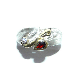 Einzelstück, Unikat-Granat-Ring mit einem asymmetrischen Oberteil aus 925 Silber. Bogen + Zargenfassung vergoldet, mit einem tropfenförmigen, funkelnd facettierten Granat in schöner roter Farbe + einem runden Zirkonia als Brillant-Replik, Ringweite 57