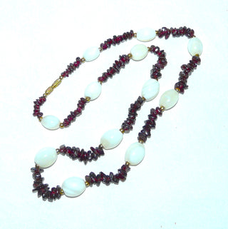 Einzelstück, Statement-Kette, polierte Granat-Splitter/Chips-Kette im typischen modernen Granat-Rot kombiniert mit 12 Oliven aus weißem Achat, Gesamtlänge 60 cm, Dreh-Verschluß aus Gold-Doublé -	Einzelstücke nur erhältlich bei www.danilogold-shop.de