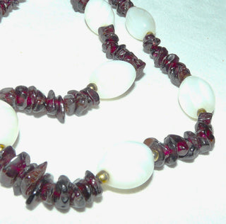 Einzelstück, Statement-Kette, polierte Granat-Splitter/Chips-Kette im typischen modernen Granat-Rot kombiniert mit 12 Oliven aus weißem Achat, Gesamtlänge 60 cm, Dreh-Verschluß aus Gold-Doublé -	Einzelstücke nur erhältlich bei www.danilogold-shop.de