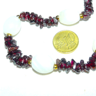 Einzelstück, Statement-Kette, polierte Granat-Splitter/Chips-Kette im typischen modernen Granat-Rot kombiniert mit 12 Oliven aus weißem Achat, Gesamtlänge 60 cm, Dreh-Verschluß aus Gold-Doublé -	Einzelstücke nur erhältlich bei www.danilogold-shop.de