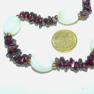 Einzelstück, Statement-Kette, polierte Granat-Splitter/Chips-Kette im typischen modernen Granat-Rot kombiniert mit 12 Oliven aus weißem Achat, Gesamtlänge 60 cm, Dreh-Verschluß aus Gold-Doublé -	Einzelstücke nur erhältlich bei www.danilogold-shop.de