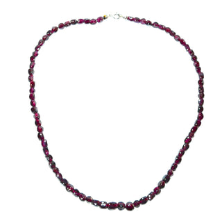 in unserer Werkstatt designtes Einzelstück, Granat-Würfel-Kette mit einem Stein-Durchmesser von 5,5 mm, dazwischen einzelne, funkelnd facettierte Kugeln im typischen modernen Granat-Rot, Gesamtlänge von 48 cm, Federring-Verschluß aus 925 Silber, Unikat, auf Stahlseil aufgereiht -	Nur erhältlich im Onlineshop von Juwelier & Goldschmiede Danilo!