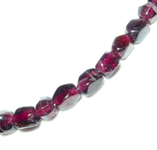 in unserer Werkstatt designtes Einzelstück, Granat-Würfel-Kette mit einem Stein-Durchmesser von 5,5 mm, dazwischen einzelne, funkelnd facettierte Kugeln im typischen modernen Granat-Rot, Gesamtlänge von 48 cm, Federring-Verschluß aus 925 Silber, Unikat, auf Stahlseil aufgereiht -	Nur erhältlich im Onlineshop von Juwelier & Goldschmiede Danilo!