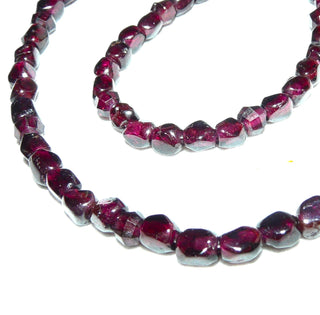 in unserer Werkstatt designtes Einzelstück, Granat-Würfel-Kette mit einem Stein-Durchmesser von 5,5 mm, dazwischen einzelne, funkelnd facettierte Kugeln im typischen modernen Granat-Rot, Gesamtlänge von 48 cm, Federring-Verschluß aus 925 Silber, Unikat, auf Stahlseil aufgereiht -	Nur erhältlich im Onlineshop von Juwelier & Goldschmiede Danilo!