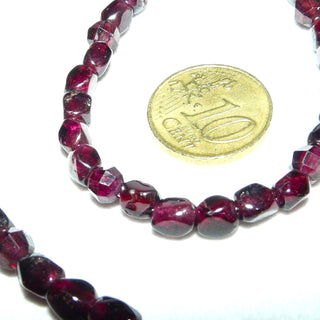 in unserer Werkstatt designtes Einzelstück, Granat-Würfel-Kette mit einem Stein-Durchmesser von 5,5 mm, dazwischen einzelne, funkelnd facettierte Kugeln im typischen modernen Granat-Rot, Gesamtlänge von 48 cm, Federring-Verschluß aus 925 Silber, Unikat, auf Stahlseil aufgereiht -	Nur erhältlich im Onlineshop von Juwelier & Goldschmiede Danilo!