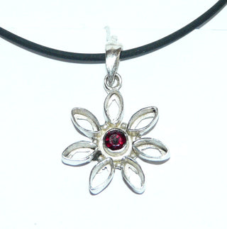 luftiges Einzelstück, Granatanhänger als offene Blume aus 925 Silber mit einem Granat im Brillantschliff in der Mitte - Goldschmiede Danilo