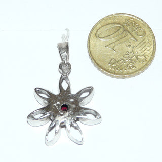 luftiges Einzelstück, Granatanhänger als offene Blume aus 925 Silber mit einem Granat im Brillantschliff in der Mitte - Goldschmiede Danilo