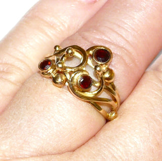handgefertigtes Einzelstück, Granatring aus massiv 585 Gold mit 3 funkelnd facettierten, runden Vintage-Altschliff-Granaten in Zargenfassungen, verschlungene, durchbrochene Arbeit in 3D aus 4-Kantdrähten & Kugeln, Ringweite 55 - Goldschmiede Danilo