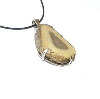 Großes Einzelstück, ungewöhnlicher Unikat-Sandstein-Anhänger mit einer 925 Silber-Krappenfassung, beige-braun wie die Jahresringe eines Baums, Handarbeit, Dreieckschlaufe - Goldschmiede Danilo