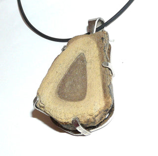 Großes Einzelstück, ungewöhnlicher Unikat-Sandstein-Anhänger mit einer 925 Silber-Krappenfassung, beige-braun wie die Jahresringe eines Baums, Handarbeit, Dreieckschlaufe - Goldschmiede Danilo