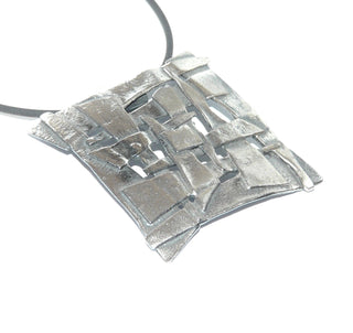 großes Einzelstück, quadratischer Anhänger aus massiv 925 Silber, in den Tiefen geschwärzt, verflochtene, geometrische Formen, verdeckte Schlaufe - Goldschmiede Danilo
