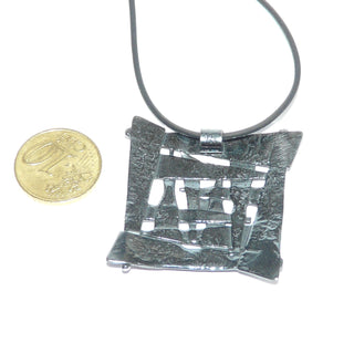 großes Einzelstück, quadratischer Anhänger aus massiv 925 Silber, in den Tiefen geschwärzt, verflochtene, geometrische Formen, verdeckte Schlaufe - Goldschmiede Danilo