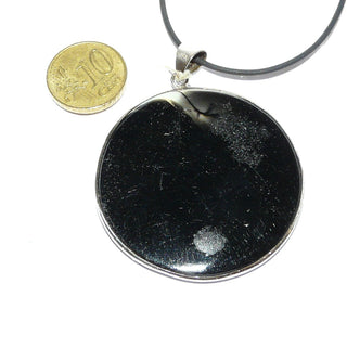 großes Einzelstück, runder Muschel-Anhänger mit einem polierten Rahmen aus 925 Silber. Zarge faßt eine Nautilus-Muschel, in schwarzem Acryl sicher eingebettet - Goldschmiede Danilo