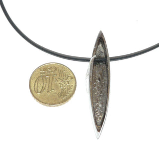 Großes Einzelstück, schiffchenförmiger Anhänger aus massiv 925 Silber mit strukturierter, vergoldeter Oberfläche / Hammerschlag-Muster, Seiten seidenmatt, durchbohrt - Goldschmiede Danilo