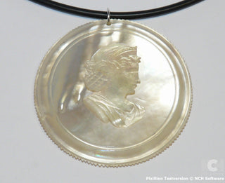 antikes Einzelstück, alte Handarbeit, großer Anhänger mit monochrome Perlmutt-Gemme, Applikations-Kamee, klassizistischer Frauenkopf mit Haarnetz und Haarreif, Durchmesser gezackte Platte, ca. 60 mm, Historismus Gründerzeit um 1860-1890 - Unikate und Pretiosen nur erhältlich im Onlineshop der Goldschmiede Danilo!