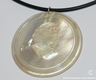 antikes Einzelstück, alte Handarbeit, großer Anhänger mit monochrome Perlmutt-Gemme, Applikations-Kamee, klassizistischer Frauenkopf mit Haarnetz und Haarreif, Durchmesser gezackte Platte, ca. 60 mm, Historismus Gründerzeit um 1860-1890 - Unikate und Pretiosen nur erhältlich im Onlineshop der Goldschmiede Danilo!