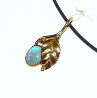 Handgefertigtes Einzelstück, Jelly-Opal-Anhänger "Blütenzweig" mit einem australischen, ovalen, herrlich blau-grün schillernden Jelly-Opal-Cabochon in einem leichten Oval, massiv 585 Gold mit einem getriebenen, fein ausgearbeitetem Blattmotiv, poliert -	Handgefertigtes Unikat! Nur im Onlineshop von Juwelier & Goldschmiede Danilo! 