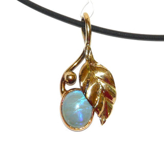 Handgefertigtes Einzelstück, Jelly-Opal-Anhänger "Blütenzweig" mit einem australischen, ovalen, herrlich blau-grün schillernden Jelly-Opal-Cabochon in einem leichten Oval, massiv 585 Gold mit einem getriebenen, fein ausgearbeitetem Blattmotiv, poliert -	Handgefertigtes Unikat! Nur im Onlineshop von Juwelier & Goldschmiede Danilo! 