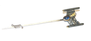handgefertigtes Einzelstück, Krawattennadel aus geschwärztem 925 Silber + 585 Gelbgold, ein ovaler, blauer Saphir-Cabochon in schöner Farbe, Gesamtlänge 67 mm. -	Handarbeiten online bestellen bei Juwelier & Goldschmiede Danilo!