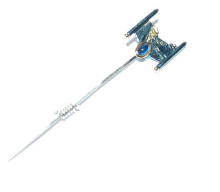 handgefertigtes Einzelstück, Krawattennadel aus geschwärztem 925 Silber + 585 Gelbgold, ein ovaler, blauer Saphir-Cabochon in schöner Farbe, Gesamtlänge 67 mm. -	Handarbeiten online bestellen bei Juwelier & Goldschmiede Danilo!