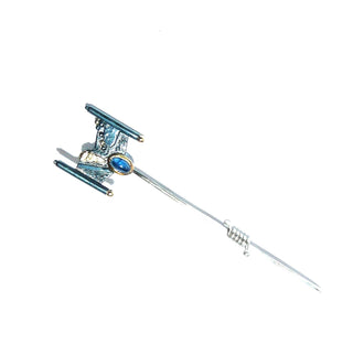 handgefertigtes Einzelstück, Krawattennadel aus geschwärztem 925 Silber + 585 Gelbgold, ein ovaler, blauer Saphir-Cabochon in schöner Farbe, Gesamtlänge 67 mm. -	Handarbeiten online bestellen bei Juwelier & Goldschmiede Danilo!