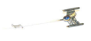 handgefertigtes Einzelstück, Krawattennadel aus geschwärztem 925 Silber + 585 Gelbgold, ein ovaler, blauer Saphir-Cabochon in schöner Farbe, Gesamtlänge 67 mm. -	Handarbeiten online bestellen bei Juwelier & Goldschmiede Danilo!