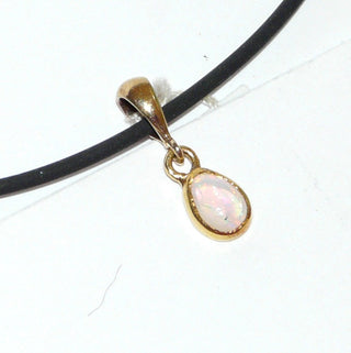 handgefertigtes Einzelstück, Mini-Opal-Anhänger, ein australischer Jelly-Opal von 0,34 Karat in Tropfenform, schillernd in allen Farben, eingefaßt in massiv 585 Gold, polierte Zarge + Dreieckschlaufe -	Handgefertigtes Unikat! Nur im Onlineshop von Juwelier & Goldschmiede Danilo!