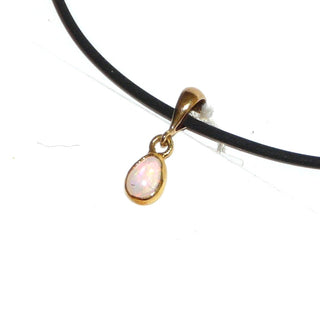 handgefertigtes Einzelstück, Mini-Opal-Anhänger, ein australischer Jelly-Opal von 0,34 Karat in Tropfenform, schillernd in allen Farben, eingefaßt in massiv 585 Gold, polierte Zarge + Dreieckschlaufe -	Handgefertigtes Unikat! Nur im Onlineshop von Juwelier & Goldschmiede Danilo!
