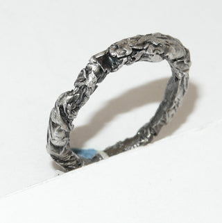 Handgefertigtes Einzelstück, Trauring, Ring "Stanniol" aus 925 Silber, asymmetrisch gearbeitet, gleichlaufend, seidenmatt + in den Tiefen geschwärzt, Ringweite 57, dazu paßt Ri 0379 -	Handgefertigtes Unikat! Nur im Onlineshop von Juwelier & Goldschmiede Danilo!