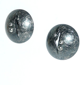handgefertigte Einzelstücke, Unikat-Ohrstecker "Gerissen" aus geschwärztem 925 Silber poliert + eismattiert, montierte Halbkugel + je 3 silberne Kügelchen, stabil verarbeitet -	Handgefertigtes Unikat! Nur im Onlineshop von Juwelier & Goldschmiede Danilo!