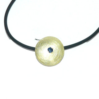 handgefertigtes Einzelstück, linsenförmiger Saphir-Anhänger aus massiv 585 Gold, ein funkelnd facettierter, runder, blauer Saphir direkt in die Oberfläche eingelassen, seidenmatt, zum Durchfädeln -	Handgefertigtes Unikat! Nur im Onlineshop von Juwelier & Goldschmiede Danilo!