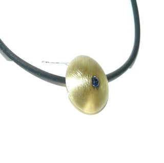 handgefertigtes Einzelstück, linsenförmiger Saphir-Anhänger aus massiv 585 Gold, ein funkelnd facettierter, runder, blauer Saphir direkt in die Oberfläche eingelassen, seidenmatt, zum Durchfädeln -	Handgefertigtes Unikat! Nur im Onlineshop von Juwelier & Goldschmiede Danilo!