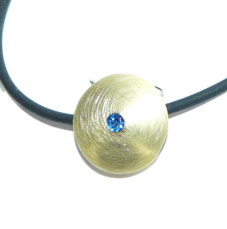 handgefertigtes Einzelstück, linsenförmiger Saphir-Anhänger aus massiv 585 Gold, ein funkelnd facettierter, runder, blauer Saphir direkt in die Oberfläche eingelassen, seidenmatt, zum Durchfädeln -	Handgefertigtes Unikat! Nur im Onlineshop von Juwelier & Goldschmiede Danilo!