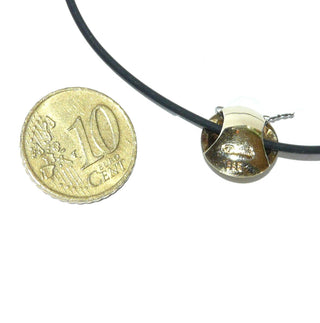 handgefertigtes Einzelstück, linsenförmiger Saphir-Anhänger aus massiv 585 Gold, ein funkelnd facettierter, runder, blauer Saphir direkt in die Oberfläche eingelassen, seidenmatt, zum Durchfädeln -	Handgefertigtes Unikat! Nur im Onlineshop von Juwelier & Goldschmiede Danilo!
